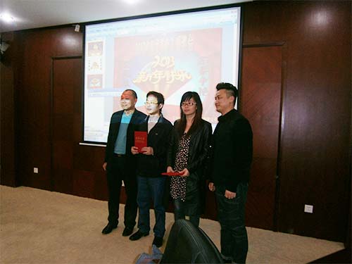王总(左一)及特邀嘉宾夏总(右一)为2012优良员工张斌演(左二)、陈桥秀(右二)颁奖并合影