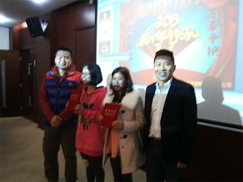 邓亮副总(左一)，胡俊丰副总(右一)别离为获焦剡:谢国秀(左二)、廖雪芳(右二)颁奖并合影