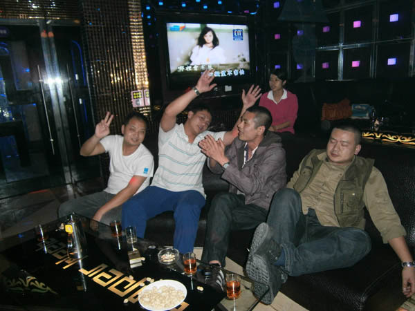助兴的男同胞们，看这边!!! 咔嚓..人物介绍（右起）：邓总，磊子、周周、军哥（唱《讲不出再见》很拿手）后排的是报关部同事：幼廖