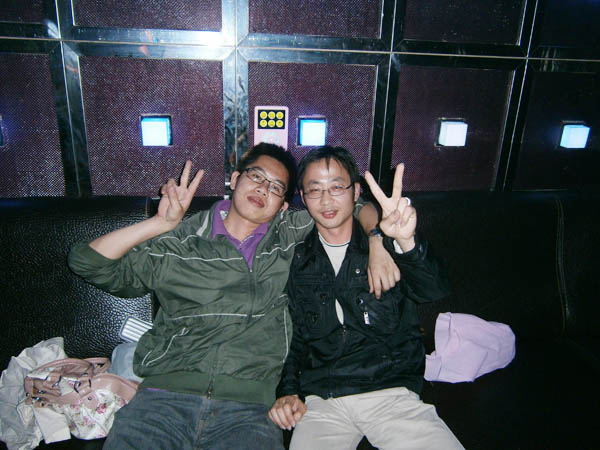 固然歌不唱，但摆起POSE来，一点也不抽象,（左起别离是：国辉、张彬演）