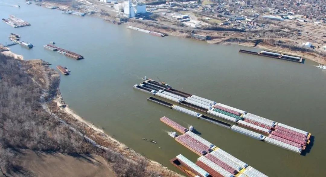 美国该沉要航路关关，144艘船舶和2253艘驳船滞留水上期待通航！货运严沉碰壁